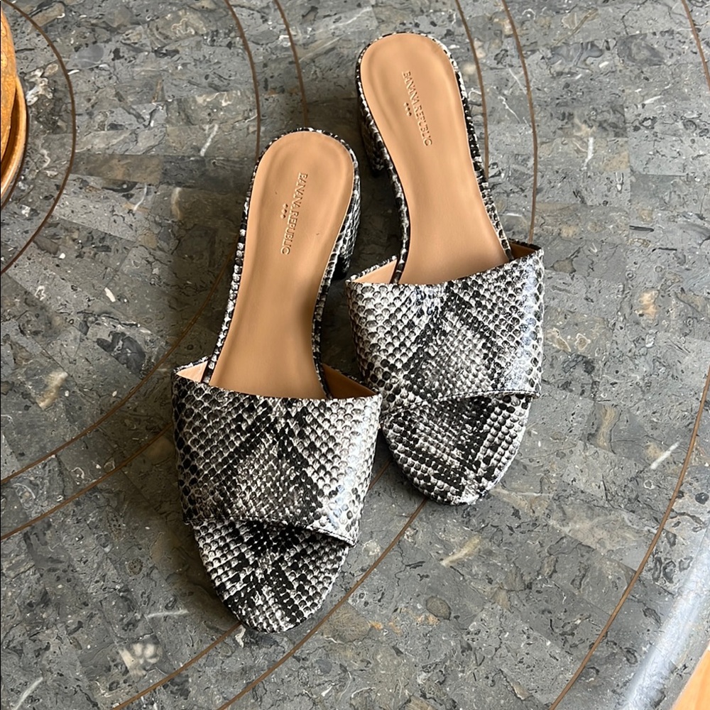 Banana Republic Black and Gray Sandals with Elegant Design